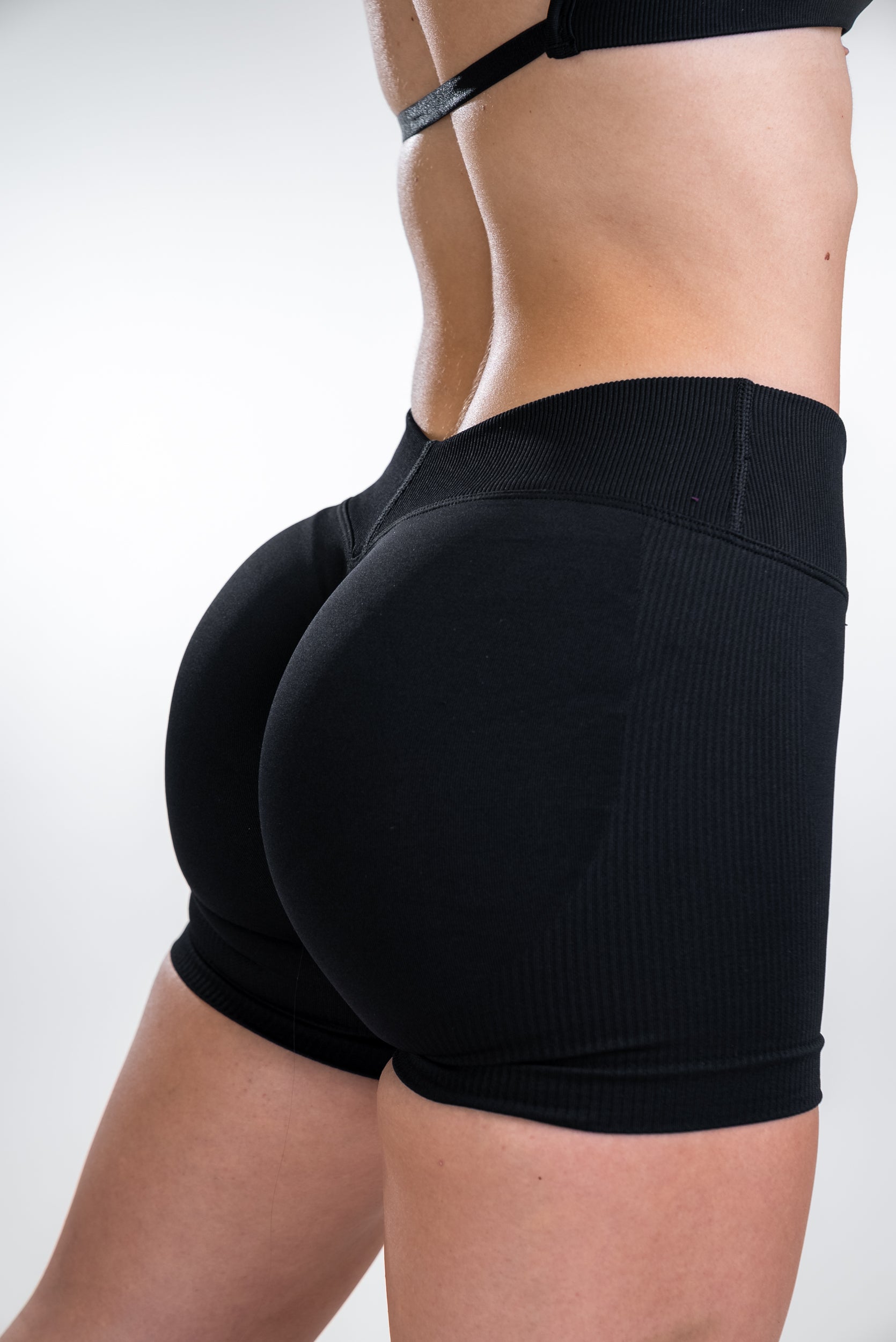 DEFINE V-BACK SCRUNCH SHORTS