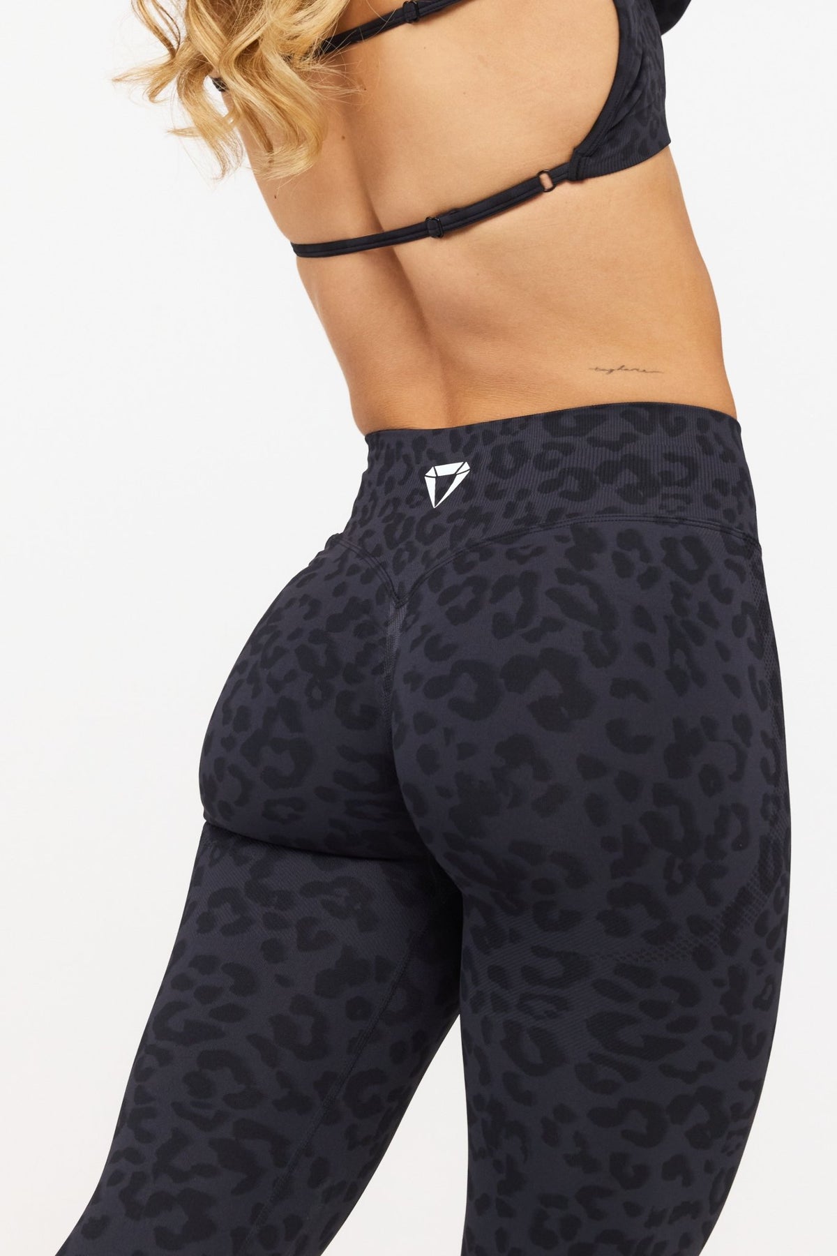 MOTION LEO MID WAIST SCRUNCH CAPRI LEGGINGS V2