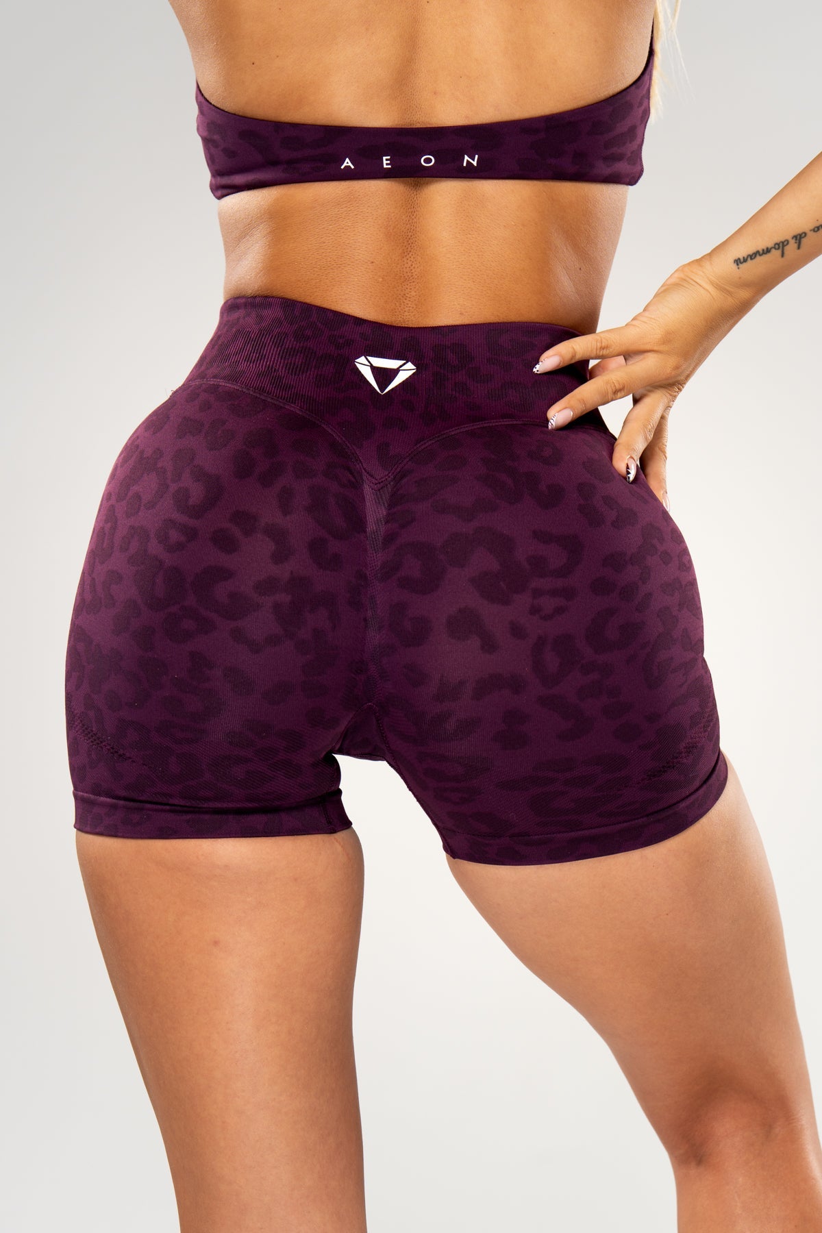 MOTION LEO MID WAIST SCRUNCH SHORTS V2 - Aeon Athletics