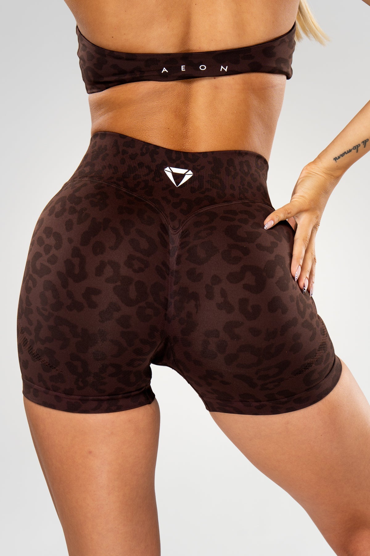 MOTION LEO MID WAIST SCRUNCH SHORTS V2 - Aeon Athletics