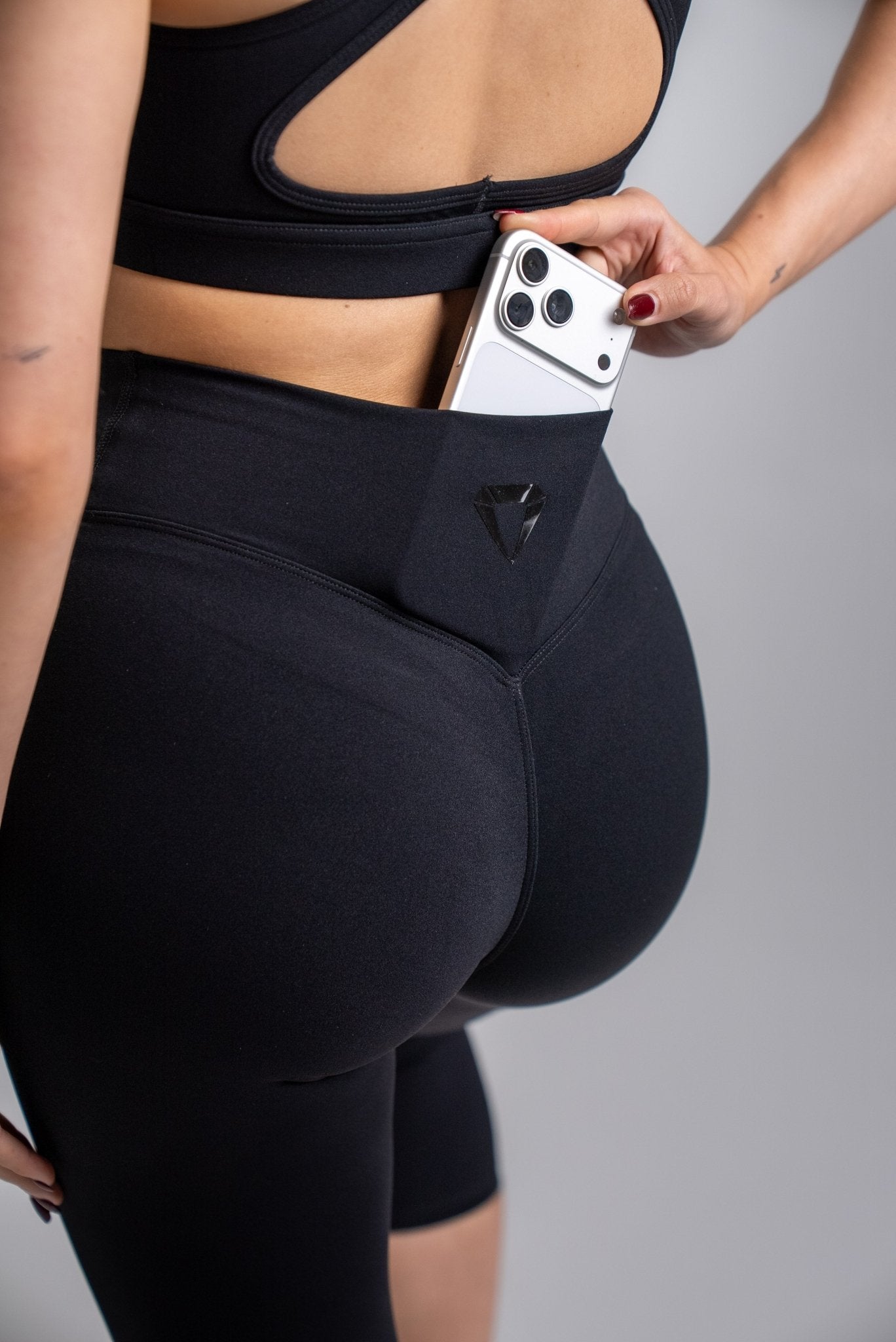 SECOND SKIN SCRUNCH CAPRI LEGGINGS - Aeon Athletics
