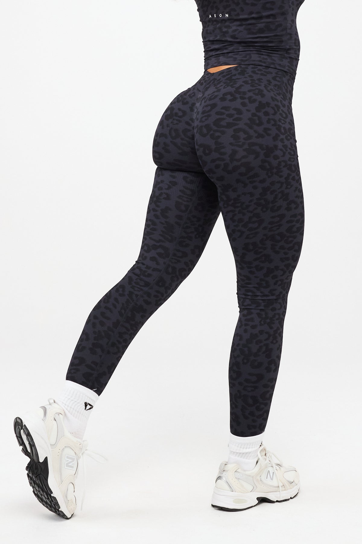 DEFINE LEO V-BACK SCRUNCH LEGGINGS