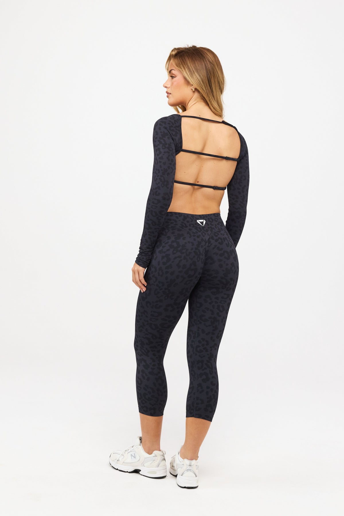 MOTION LEO LONG SLEEVE CROP TOP V2