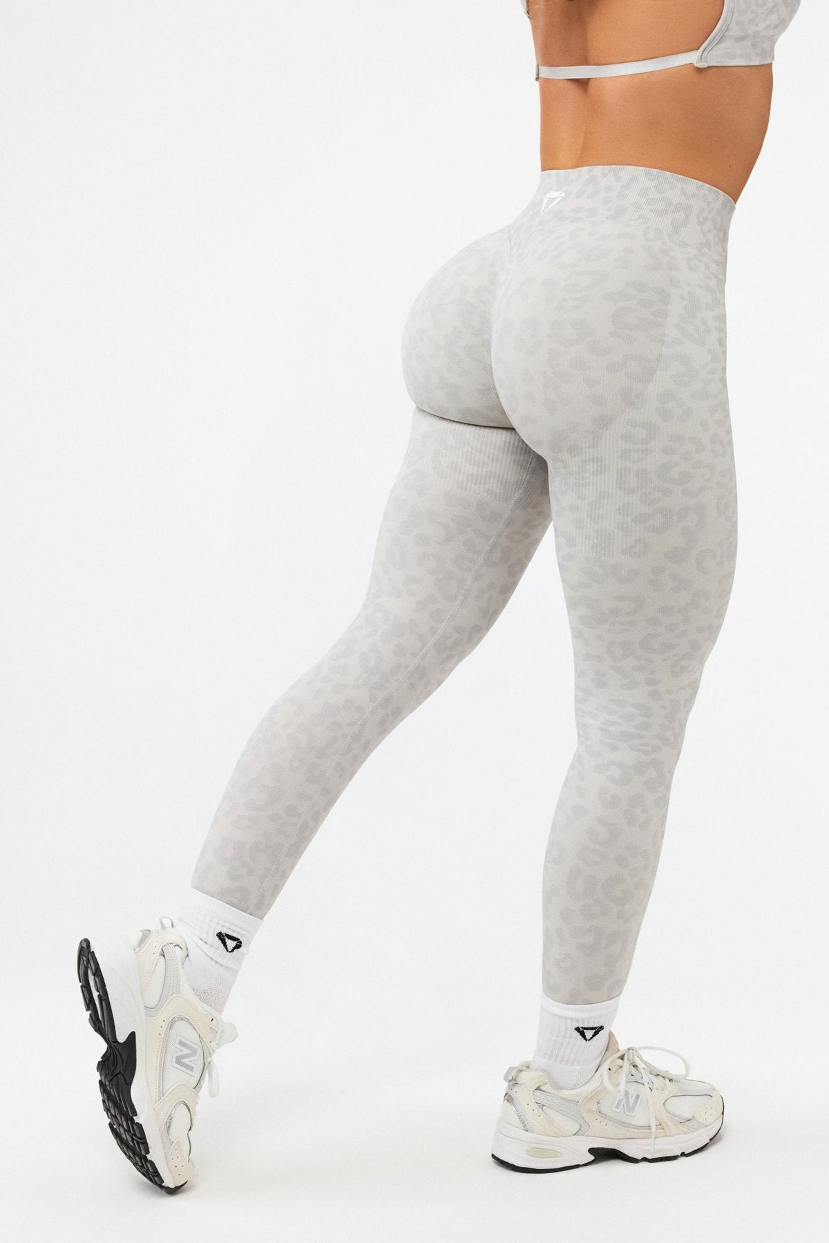 DEFINE LEO SCRUNCH LEGGINGS - Aeon Athletics