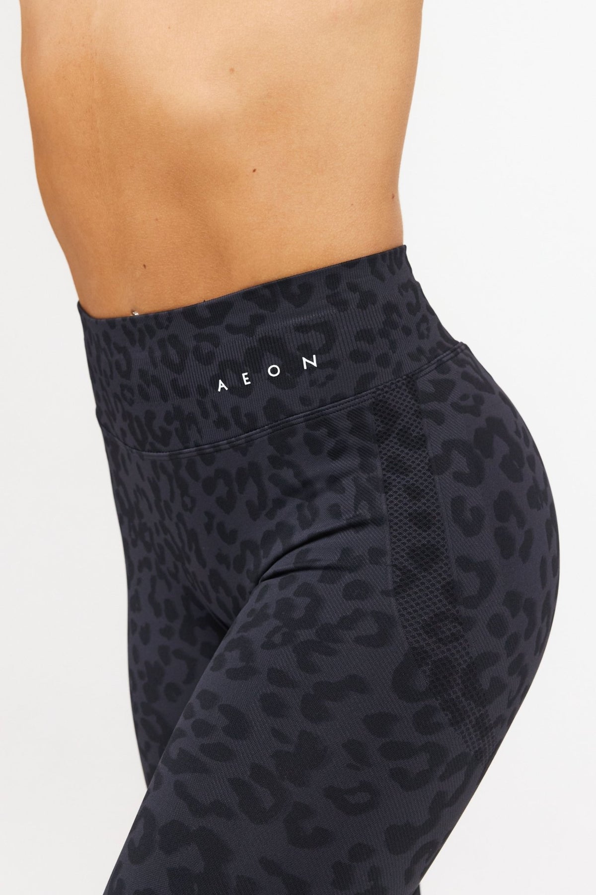 MOTION LEO MID WAIST SCRUNCH CAPRI LEGGINGS V2